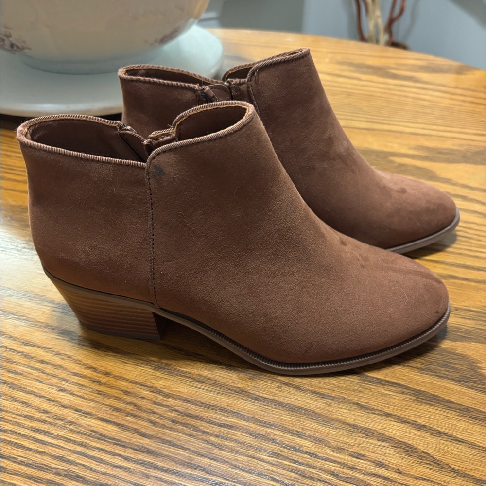 Amazon Essentials Women’s Ankle Boot
Brown suede 
Women’s 8